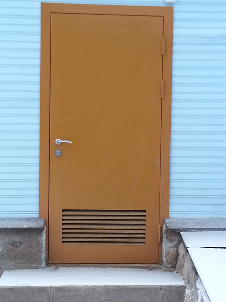 Дверь противопожарная однопольная с решеткой 780x2050